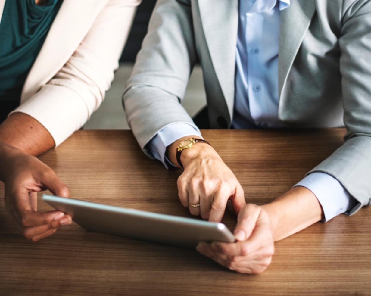Profesionales en sesión de negociación financiera